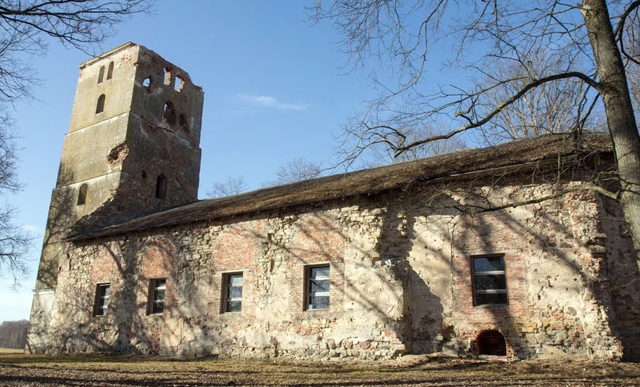 Mežotnes baznīca. Padomju kolhoza laikā baznīca izmantota minerālmēslu glabāšanai. To kaudzes sniegušās līdz pat palodzēm, bojājot senos mūrus. Ikreiz, kad uz laukiem bija jākaisa minerālmēsli, pēc tiem pa dievnama ieeju braukts ar traktoru. Lai netraucētu, izlauztas baznīcas kolonnas, nojauktas velves.
Autors: no livland.lv