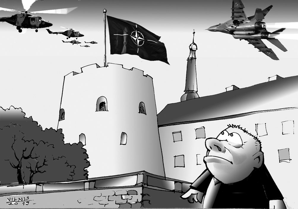 DROŠĪBAI NAV CENAS. FAKTS: pirms 15 gadiem Latvija pievienojās Ziemeļatlantijas līguma organizācijai, kura  4. aprīlī atzīmēja pastāvēšanas 70. gadskārtu; šiem notikumiem par godu Rīgas pils Svētā Gara tornī 29. marta rītā svinīgi tika pacelts NATO karogs.
Septiņdesmit gadu NATO/ Aizsardzības lietas kārto./ Miķelim sirds straujāk sit,/ Pagājuši piecpadsmit,/ Kopš zem alianses spārniem/ Ceļš ir nogriezts «vīriem zaļiem»./ Garantijas variants –/ Alianses piektais pants./ Vīriņš jūrmalā ar hūti/ Paniku sēj pilnu krūti,/ Tauta esot apdraudēta,/ Valsts no jauna okupēta./ Miķelis šo glumo zuti/ Uzrunā ar «turi muti!»,/ Svētā Gara tornī karogs –/ NATO alianses vairogs.
Autors: Zīmējums – Vilnis Bulavs, Rīmes – Daina Ziemele