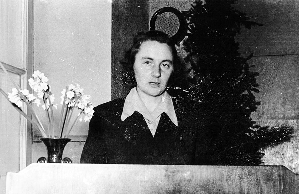 Ruta Segliņa vienā no gada pārskata sapulcēm vērtē kolhoza darbu.
Autors: no albuma