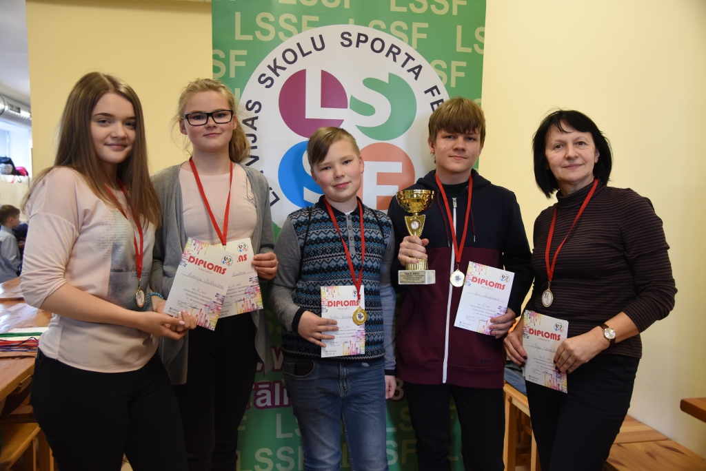 Vecsaules pamatskolas treneres Ingas Bernātes (no labās) komanda – Leo Jonikāns, Everts Rūdolfs Lepsis, Elza Zandere un Viktorija Buhbindere – izcīnīja pirmo vietu U16 grupā.
Autors: Uldis Varnevičs