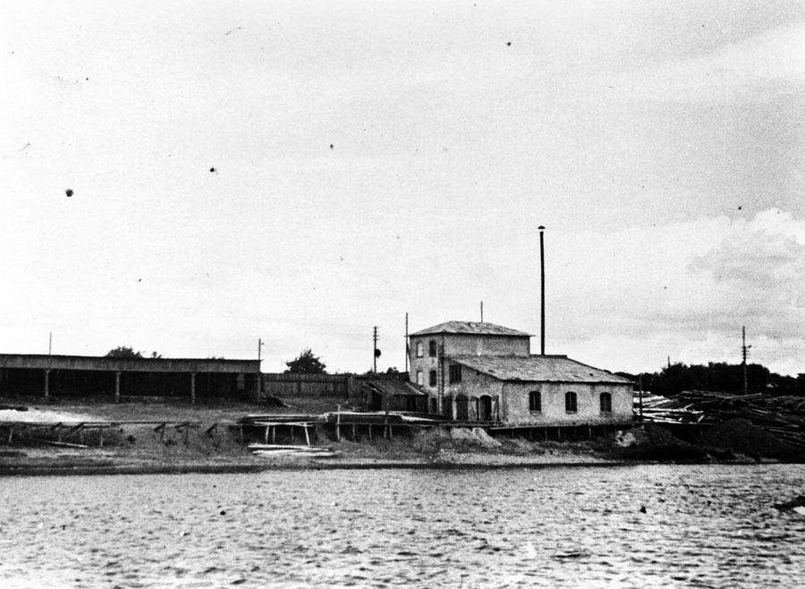 «Rigastu» kokzāģētava, kuras trešā stāva logā vācieši bija novietojuši ložmetēju.