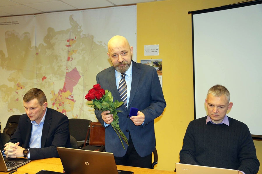 Kārlis Sinka (vidū): «Nevēlos atbalstīt lēmumu, ja nav pārliecības, ka tas ir vislabākais, tāpēc ļoti daudz laika paiet, iedziļinoties tēmās, par kurām līdz šim bijis tikai ļoti aptuvens priekšstats».
Autors: no iecava.lv