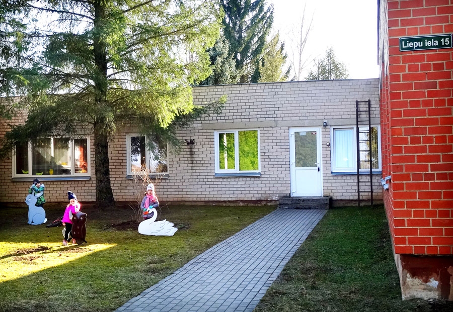 «Cielaviņa» – Valles pirmsskolas izglītības iestāde – būvēta kolhoza laikā. Toreiz vēl nepabeigtajā jaunbūvē ligzdu iekārtojusi cielaviņa, tāpēc nosaukums radies par godu šim putnam. Pašlaik iestādē ir 75 audzēkņi, savukārt Valles vidusskolā – 93 skolēni.
Autors: no «Cielaviņas» albuma