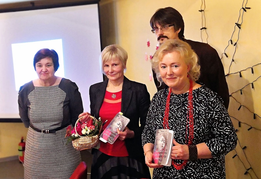 Dzejoļu krājuma «Saliniece un putnu pārdevējs» atvēršanas svētkos dzejniece Daina Sirmā (no kreisās), Ilona Ķepale, dzejnieks un Literārās akadēmijas vadītājs Ronalds Briedis, izdevniecības «Pētergailis» vadītāja un rakstniece Inguna Cepīte.
Autors: no I. Ķepales personiskā arhīva