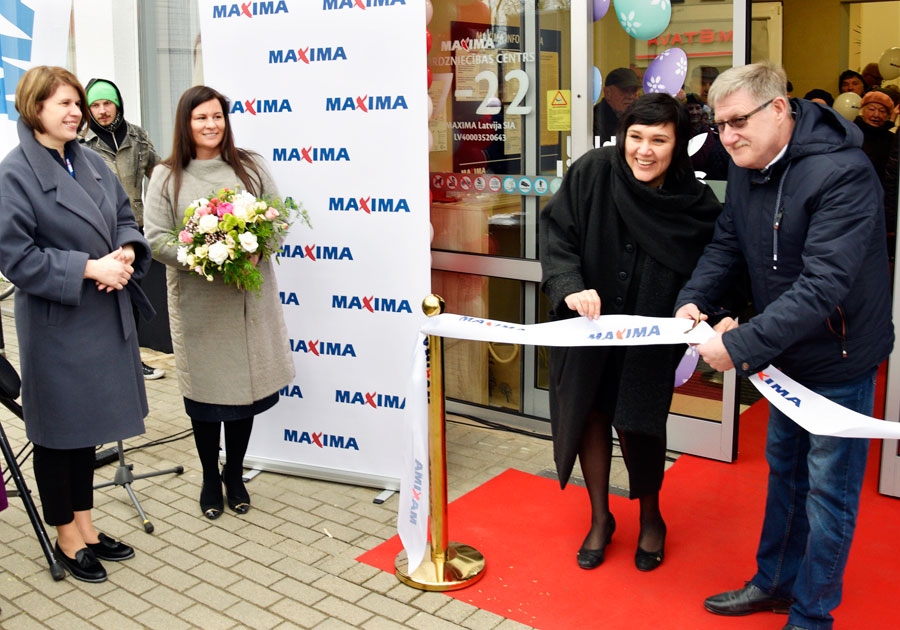 Atklāšanas sarīkojumā lenti griež «Maximas» valdes locekle Kristīne Āboltiņa un Iecavas novada izpilddirektors Mārtiņš Veinbergs.
Autors: Māris Krūmiņš
