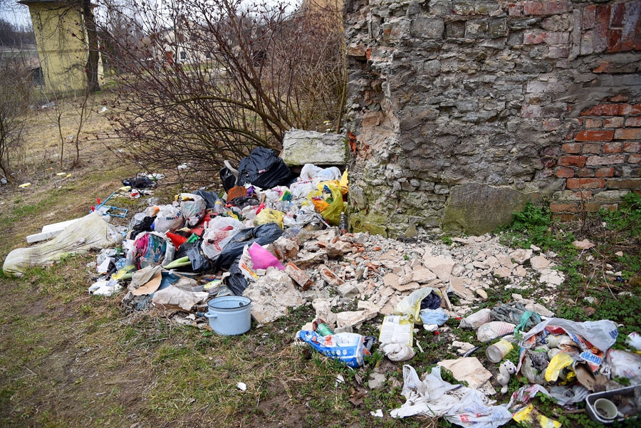 Nelegālā atkritumu izgāztuve Rīgas ielā Bauskā plešas arvien lielāka.
Autors: Uldis Varnevičs