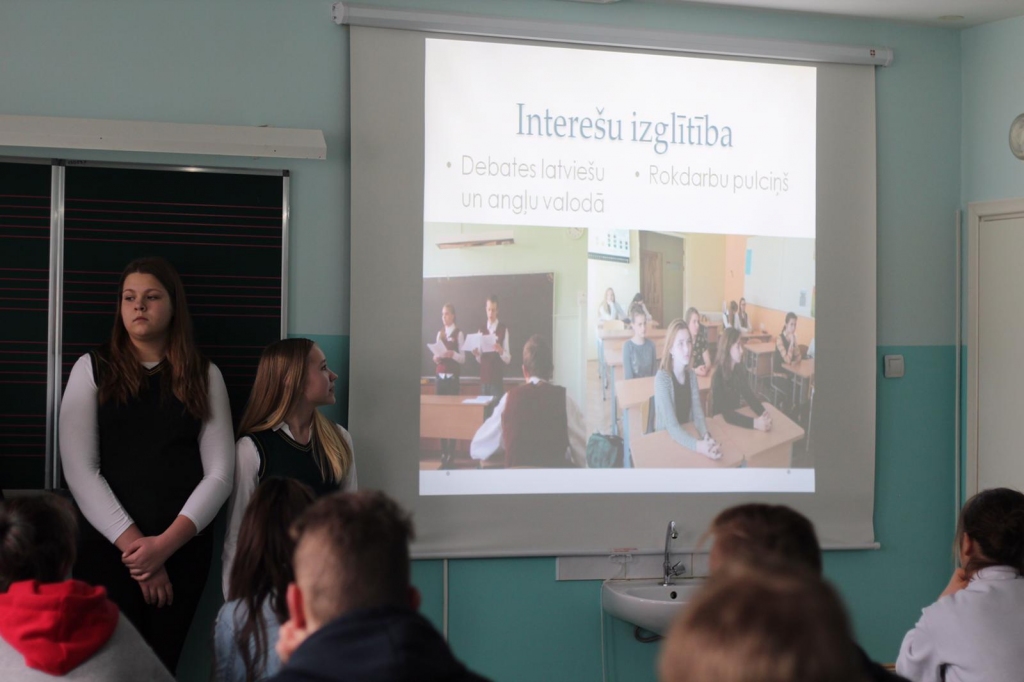 Bauskas Valsts ģimnāzijas skolēnu pašpārvaldes prezentācija Īslīces pamatskolā.
Autors: Gerda Veršinska