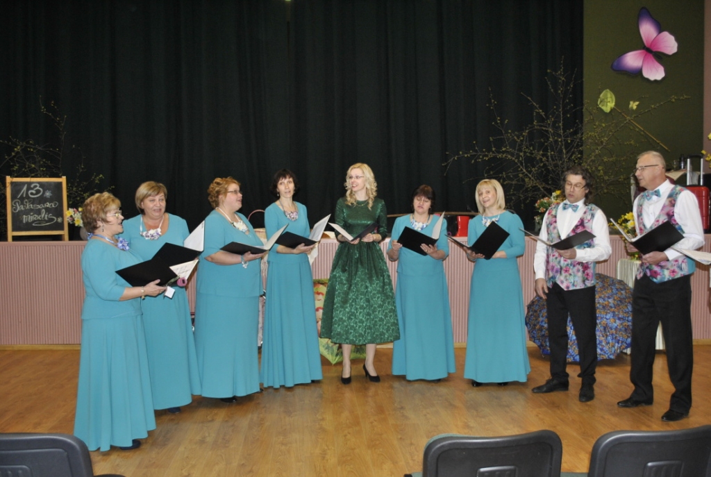 Pasākuma organizatori bija Mežotnes pagasta jauktais vokālais ansamblis «Mēs», mākslinieciskā vadītāja Liene Gaile (vidū).
Autors: Ruta Keiša