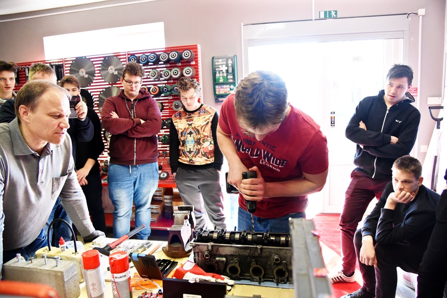 Aksels Griba atjauno motora apvalka vītni.
Autors: Uldis Varnevičs