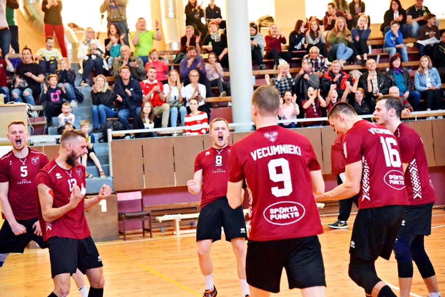 «Vecumnieku» puiši priecājas par gūtu punktu.