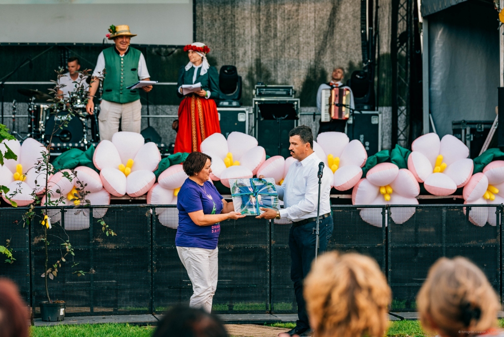 Bauskas novada mērs Arnolds Jātnieks otrais no kreisās) 41. Latvijas Puķu draugu saietā Salaspilī gan kāpa uz skatuves un klātesošos aicināja uz nākamo saietu Bauskā, gan saņēma arī rīkotāju sarūpētās piemiņas veltes.
Autors: Kaspars Suškevičs