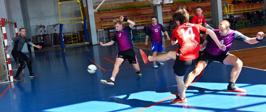 «Ceraukste» (tumšajos tērpos) cīņā par trešo vietu apspēlēja vienību «Ir OK»
Autors: Uldis Varnevičs