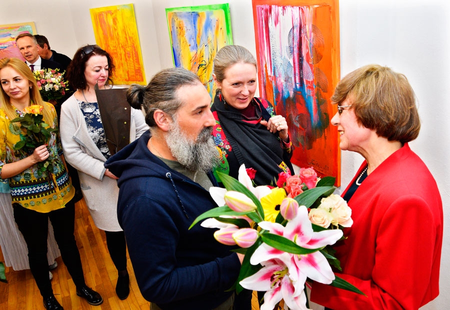 Īras Rozentāles jubilejas izstādes «Simfonija» atklāšana 17. aprīlī Bauskas muzejā, klātesot plašam viņas kolēģu, domubiedru, draugu un skolēnu pulkam, ir liels notikums vietējā kultūras dzīvē. Attēlā – I. Rozentāli (no labās) sveic kolēģis Rundāles novada Mūzikas un mākslas skolā Dmitrijs Ščegoļevs un viņa kundze Justīne Eižvertiņa. Izstāde aplūkojama līdz 22. maijam. Plašāks apskats par Ī.  Rozentāles izstādes darbiem publicēts «Bauskas Dzīvē» 16. aprīlī.
Autors: Ivars Bogdanovs