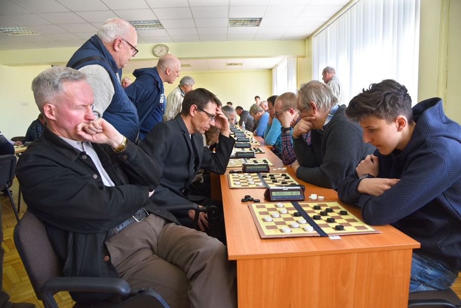 Guntars Purviņš (no kreisās) tiekas pie pirmā galdiņa ar jauno lietuviešu spēlētāju Vilju Aleksandraviču.
Autors: Uldis Varnevičs