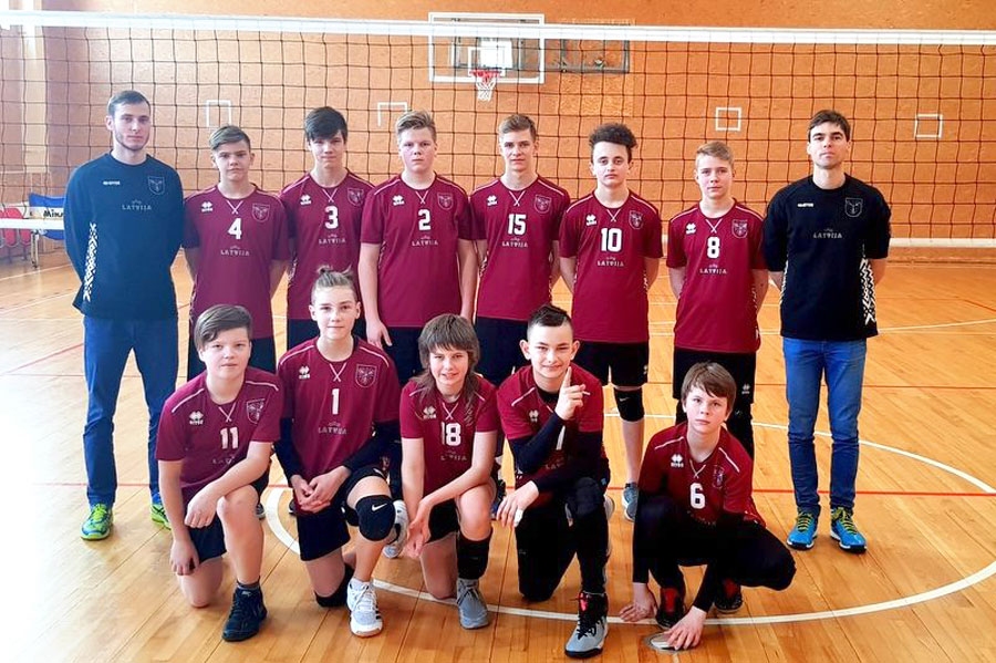 Vecumnieku novada domes sporta skolas U14 vecuma grupas volejbolisti kopā ar treneriem Rolandu Plēsnieku (no kreisās) un Rinaldu Zariņu.
Autors: no R. Zariņa albuma