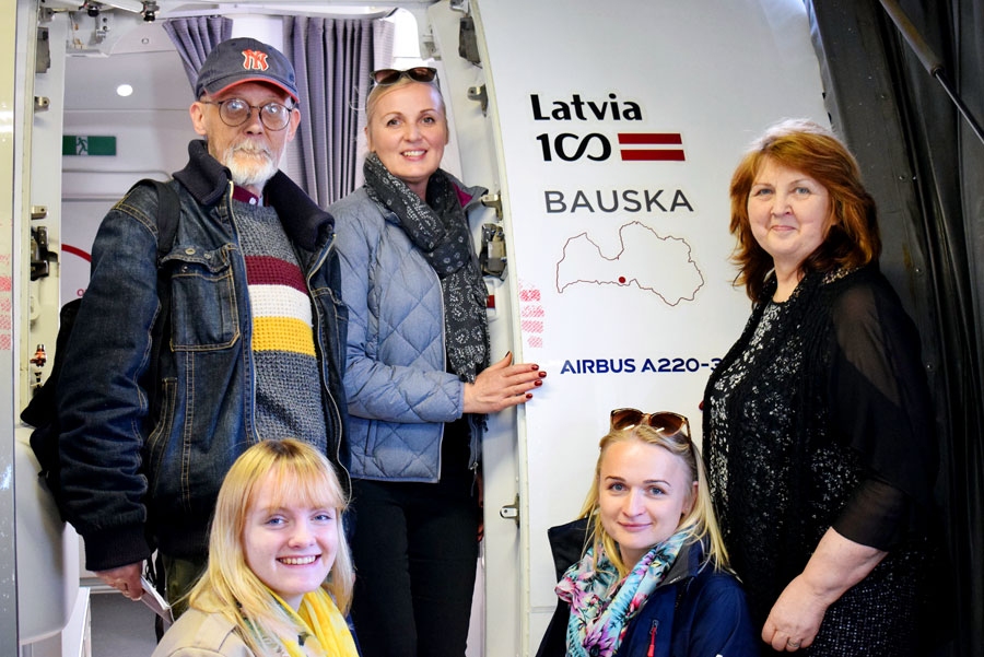 Konkursa veiksminieki – Evija Blumberga (priekšplānā pirmā no kreisās), Karīna Peha, Ilze Arāja un Guntis Šlosbergs – un «Bauskas Dzīves» žurnāliste Žanna Zālīte pirms iekāpšanas «airBaltic» lidmašīnā ar Bauskas vārdu.