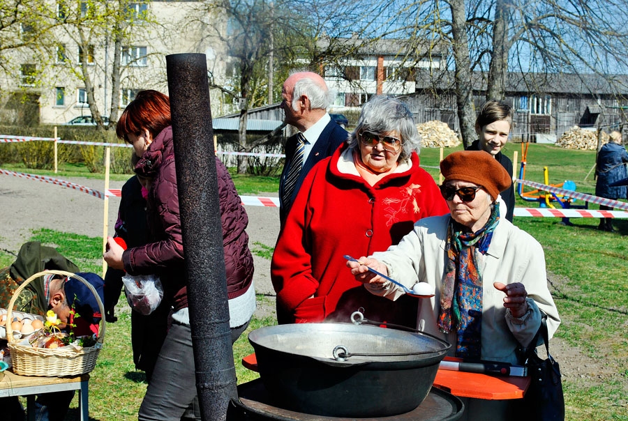 Zorģenieki lielajā katlā vārīja olas, pēc tam tās krāsoja.
Autors: Māris Krūmiņš