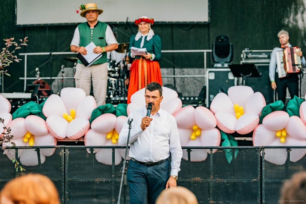 Bauskas novada mērs Arnolds Jātnieks otrais no kreisās) 41. Latvijas Puķu draugu saietā Salaspilī gan kāpa uz skatuves un klātesošos aicināja uz nākamo saietu Bauskā, gan saņēma arī rīkotāju sarūpētās piemiņas veltes.
Autors: Kaspars Šuškevičs