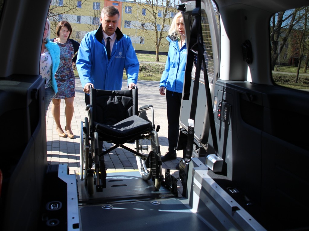 Automašīna aprīkota ar uzbraukšanas rampu ratiņkrēslā sēdošā pasažiera nogādāšanai transportlīdzeklī un fiksatoriem ratiņkrēsla nofiksēšanai. Pašvaldībā skaidroja, ka fiksācijas mehānisms ir universāls, piemērots dažādu izmēru ratiņkrēslu nostiprināšanai un transportēšanai automašīnā.
Autors: rundale.lv