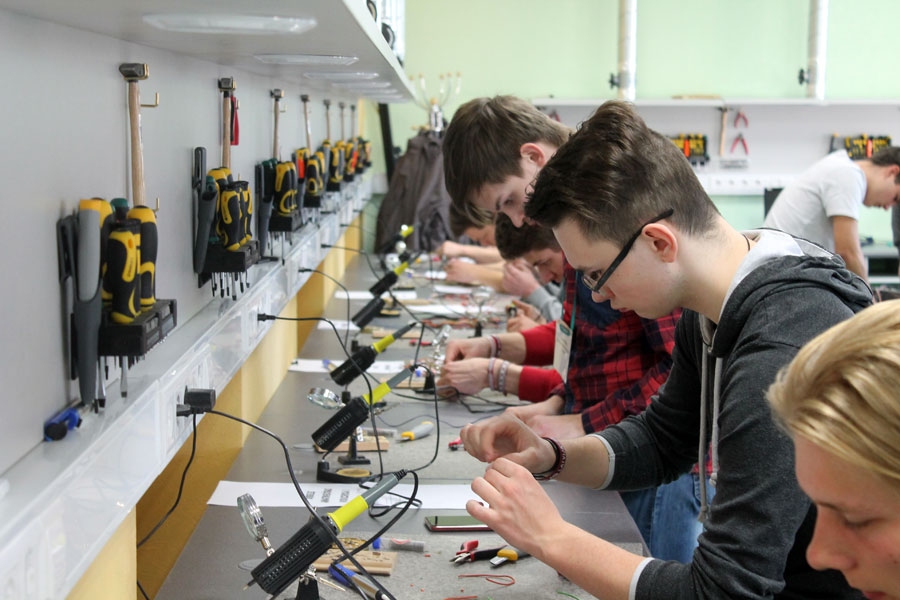 Konkursa dalībnieki darbojās ar datora komplektēšanu, montāžu un lodēšanu.
Autors: no mācību iestādes arhīva