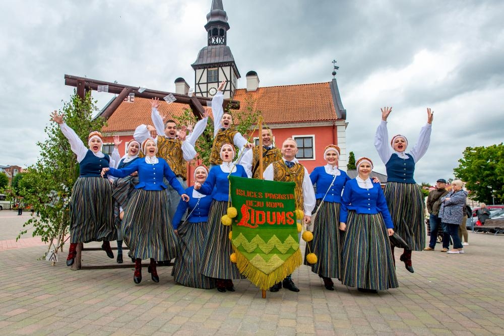 Pašlaik VPDK «Līdums» ir 26 dejotāji. Kopš nodibināšanas kolektīvs ir piedalījies visos Vispārējos latviešu Dziesmu un Deju svētkos.
Autors: bauska.lv