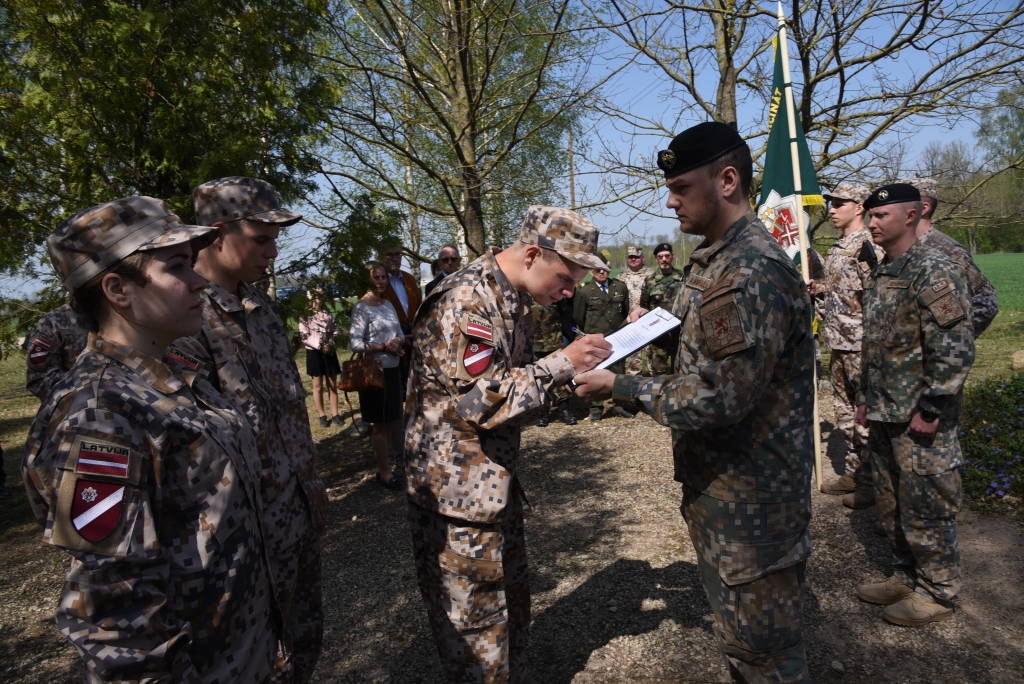 Jaunie zemessargi Monta Pāvila (no kreisās), Edijs un Elvijs Davidoņi parakstās zem svinīgā solījuma.
Autors: Uldis Varnevičs