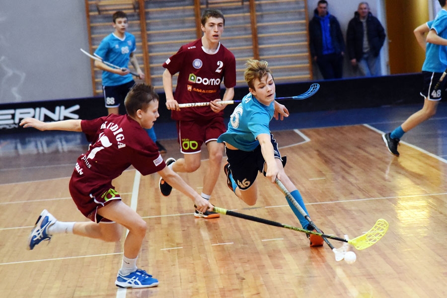 Kristers Ķūrēns-Repša (gaišajā krekliņā) ir rezultatīvākais U14 vienības spēlētājs.
Autors: Uldis Varnevičs