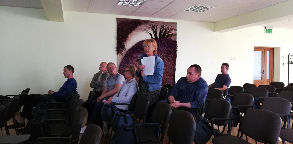 Kristīne Puķāne (stāv) ir apņēmusies ar tiesas palīdzību panākt, lai šāvienu trokšņi netraucētu Mūsas ciema iedzīvotājiem.
Autors: Uldis Varnevičs