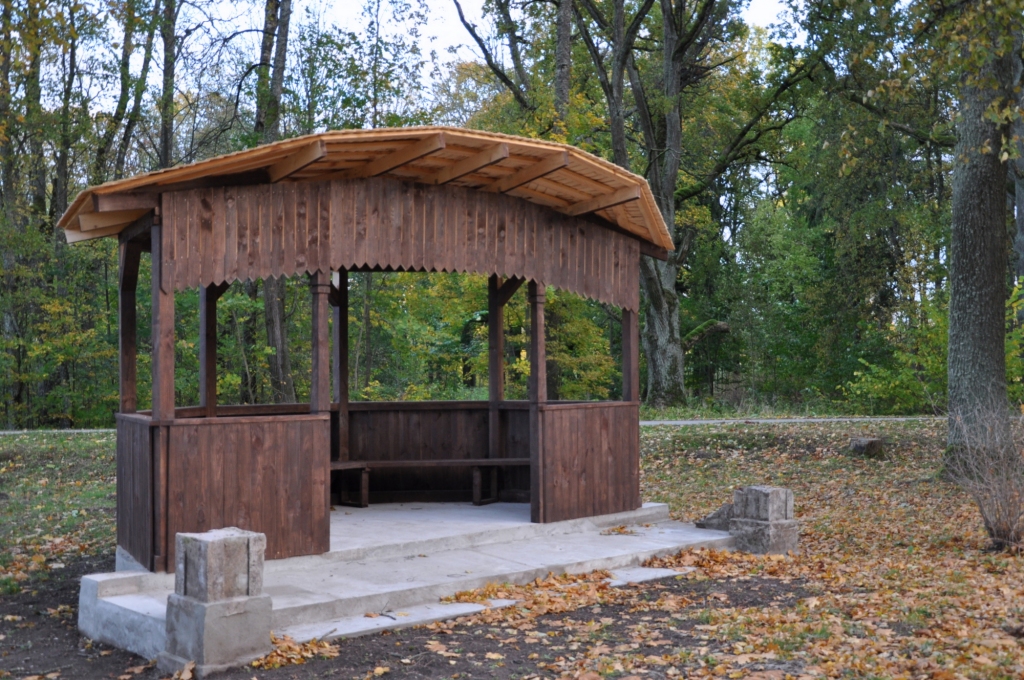 Lapene Kurmenes parkā 2016. gadā tika atzīta par veiksmīgāko projektu konkursā «Iedzīvotāji veido savu vidi». Šopavasar vētras laikā cietis namiņa jumts.
Autors: Žanna Zālīte