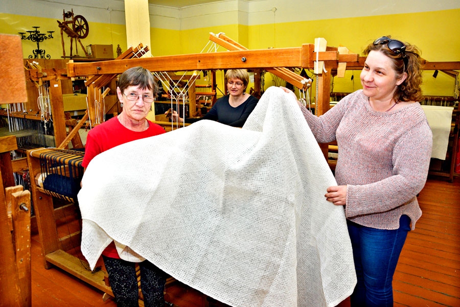 Tautas lietišķās mākslas studijā «Bauska» audējas darina arī baltos galdautus – mūsu valsts svētku simbolu. Attēlā priekšplānā – baltā linu galdauta autore Inta Vītoliņa (no kreisās) un studijas vadītāja Sanita Behmane-Baibakova.
Autors: Ivars Bogdanovs