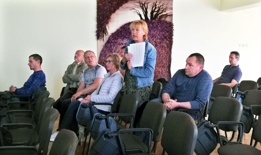 Kristīne Puķāne (stāv) ir apņēmusies ar tiesas palīdzību panākt, lai šāvienu trokšņi netraucētu Mūsas ciema iedzīvotājiem.
Autors: Uldis Varnevičs