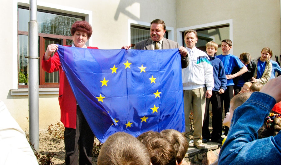 Īslīces pagastā pie ES karoga 2004. gada 1. maijā – Vera Purmale, izpilddirektors Jānis Barans un sporta veterāns Aleksandrs Rimševics.
Autors: no «Bauskas Dzīves» arhīva