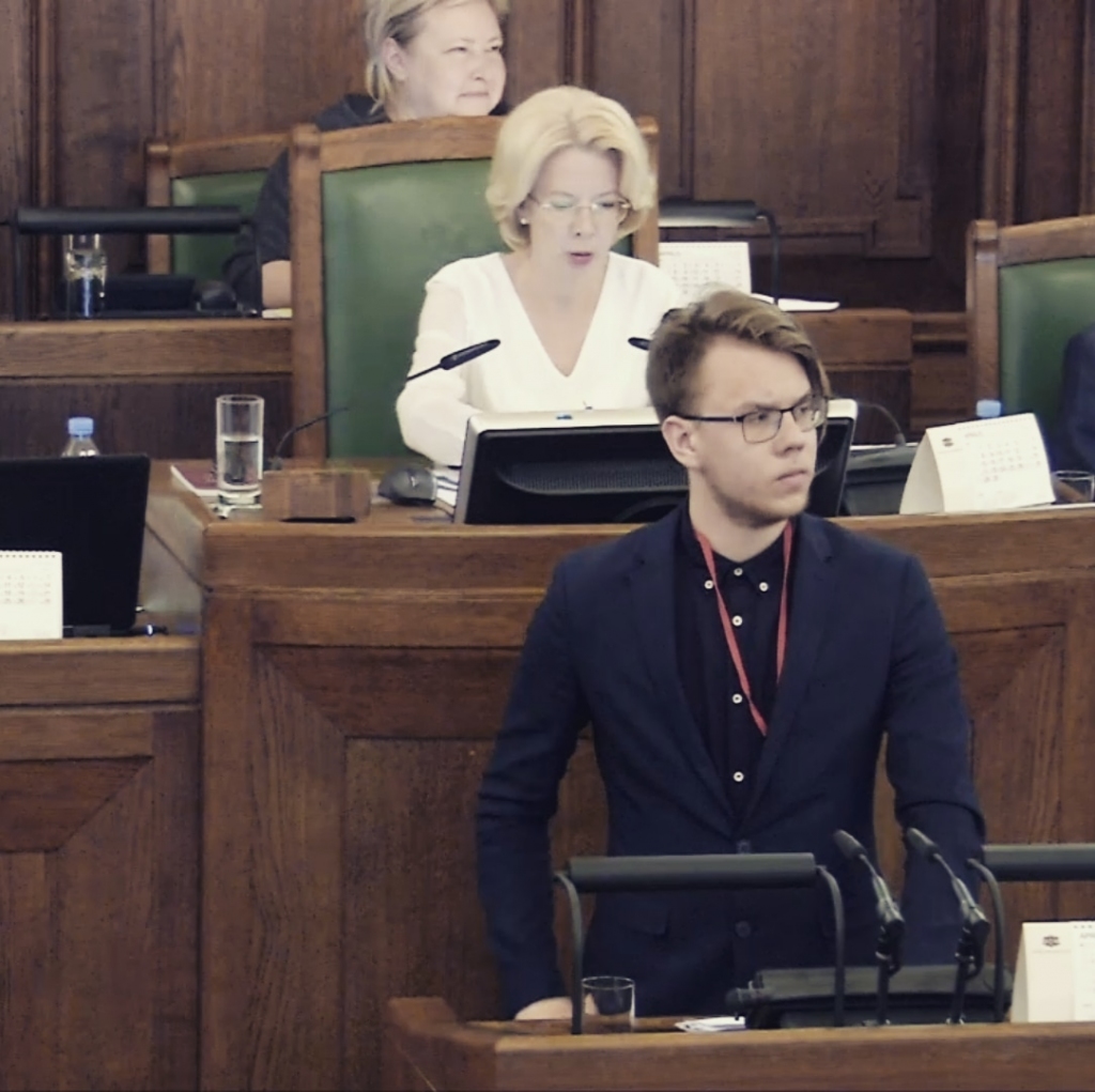 Austris Stankevics uzrunā vienaudžus no Saeimas tribīnes.
Autors: no albuma