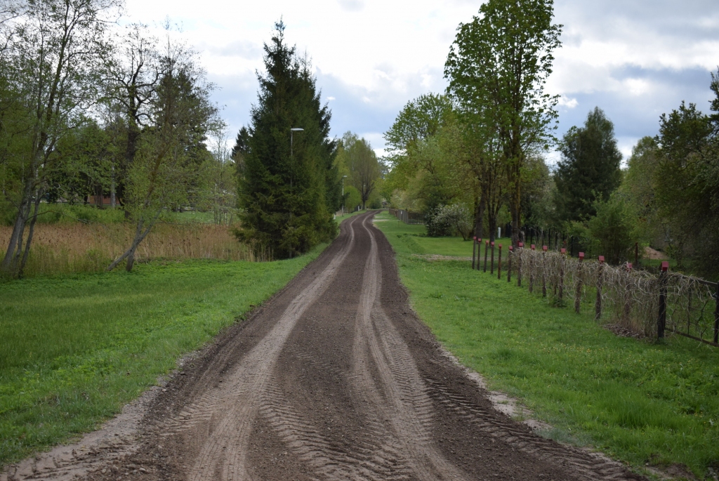 Kastaņu ielā Vecumniekos uzirdināta ceļu segas virskārta, lai veiktu absorbenta iestrādi.
Autors: Žanna Zālīte