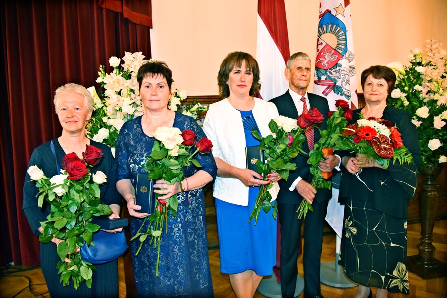 Rīgas pilī svinīgā pasākumā apbalvoti Bauskas novada ļaudis. Triju Zvaigžņu ordeni saņēma Īslīces SOS bērnu ciemata sociālās audzinātājas (no kreisās) Jadviga Švabe, Anita Ozola un Ligita Insberga. Atzinības krustu pasniedza lauksaimniekam Jānim Dzelzkalējam un pedagoģei Vijai Cerusai.
Autors: Uldis Varnevičs