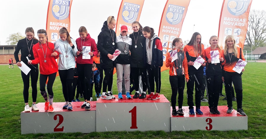 Bauskas novada BJSS U16 meiteņu stafešu komanda uz augstākā goda pjedestāla – Keita Jirgensone, Annija Miļūne, Samanta Dorči un Gerda Kerija Dreimane. Apbalvošanas laikā jau spēcīgi lija lietus.
Autors: Renārs Burgevics