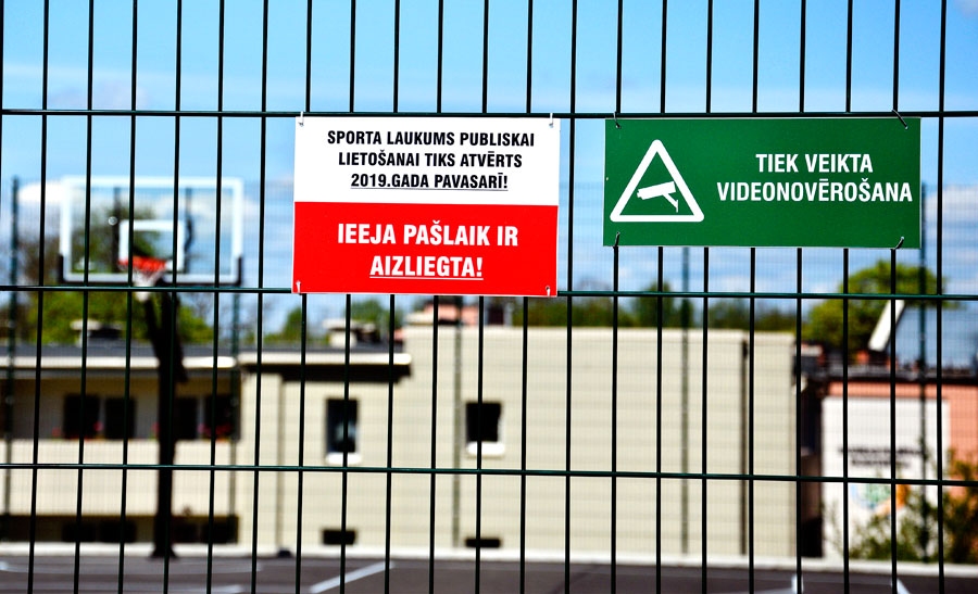 Vārtiņi uz teritoriju joprojām ir slēgti. Uzraksts liecina, ka atvērti tiks 2019. gada pavasarī. Bet vasara, kā zināms, sāksies vien 21. jūnijā.
Autors: Ivars Bogdanovs