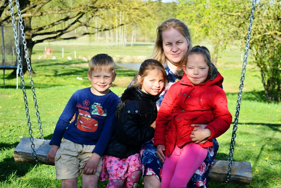 Ģimenes bildei pozē Andrejs, Kristīne un Karina kopā ar mammu Inesi Gulbi-Lasmani. Fotografēšanās reizē tētis Māris bija darbā.