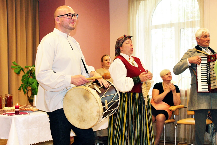 Codes pagasta folkloras kopa «Dreņģeri» muzicē Pamūšas skolā Baltā galdauta svētkos.
Autors: no skolas arhīva