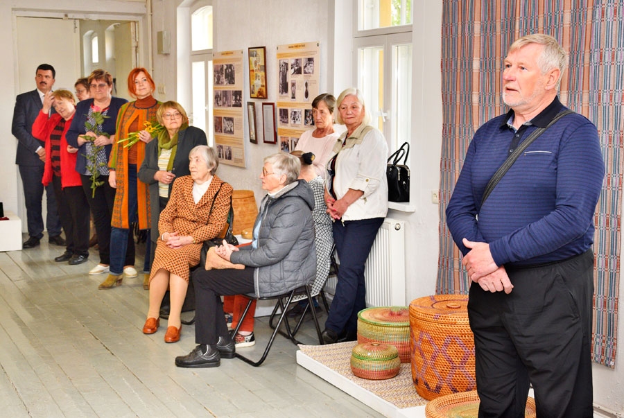 Viktors Kuhaļskis (no labās), TLMS «Klūga» vadītājs, uzrunā izstādes dalībniekus un apmeklētājus.
Autors: Ivars Bogdanovs