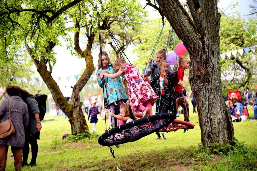 Minifestivāla «Āboļdārzs» jauko gaisotni Bārbelē nespēja nomākt pat lietus.
Autors: Uldis Varnevičs