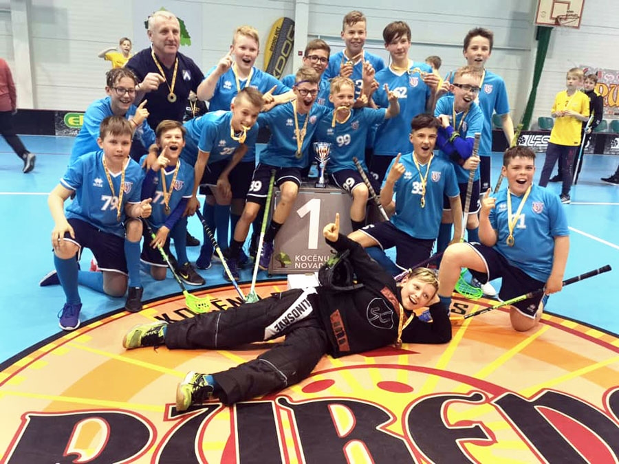 Bauskas novada BJSS U12 vecuma grupas komanda priecājas par Latvijas Jaunatnes florbola čempionāta zelta medaļām. Ar jauniešiem kopā treneris Agris Grandovskis.
Autors: no sportsbauska.lv