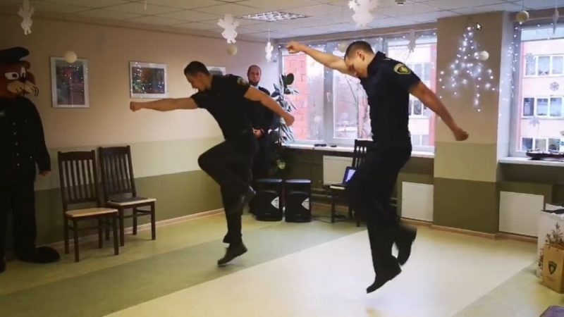 Nesen sev uzmanību pievērsa Policijas koledžas kadeti, kas apmeklēja sociālo aprūpes centru un tikās ar senioriem un izpildīja deju no aizvadīto deju svētku repertuāra.
Autors: ekrānuzņēmums no video