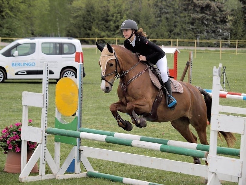 Nikola Marčenkova ar poniju Dancing Grace sacensībās Tērvetē izcīnīja divas zelta medaļas.