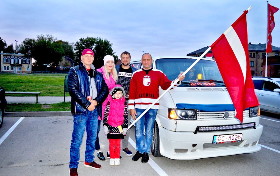 Dj Gunchs (no labās) ar hokeja faniem pēc brauciena 14. maijā.
Autors: no G. Simanoviča albuma