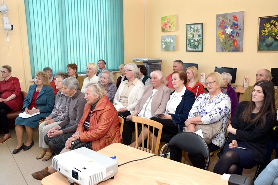 Iecavnieki tikšanās gaitā ar rakstnieci D. Judinu gan klausījās, gan dziedāja, gan risināja uzdevumus.
Autors: Ivars Bogdanovs