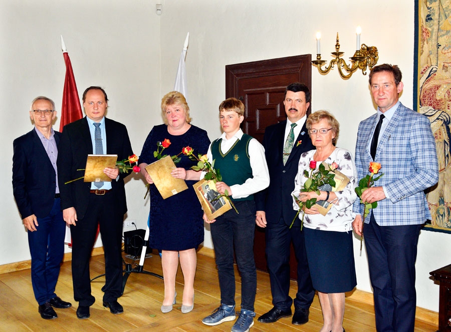 Matīss Čakšs (vidū) uzvarējis četru mācību priekšmetu olimpiādēs. No kreisās – Voldemārs Čačs, Gints Kaspars un Daiga Telnere. No labās – Raimonds Žabovs, Johanna Adakovska un Arnolds Jātnieks.
Autors: Ivars Bogdanovs