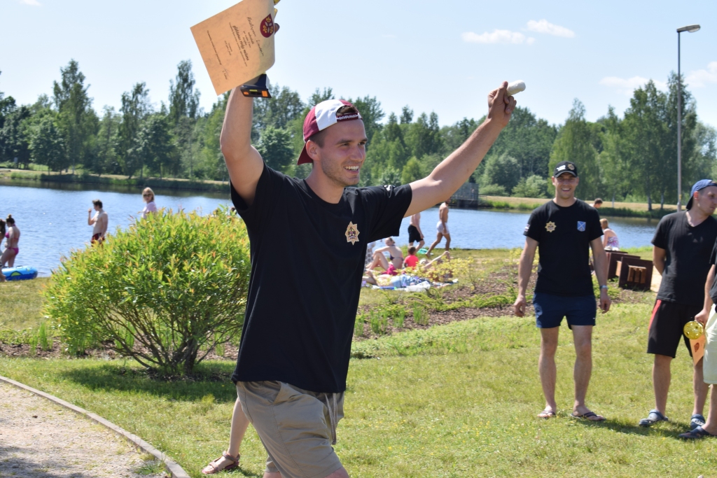 Vecumnieku ugunsdzēsēju komandas dalībnieks Kristaps Lisovskis individuāli glābšanas riņķa mešanā izcīnīja šogad trešo vietu; arī pērn viņš startēja šajā individuālajā meistarības pārbaudē ar ļoti labiem rezultātiem.
Autors: Žanna Zālīte, no pagājušā gada sacīkšu arhīva.arhīva