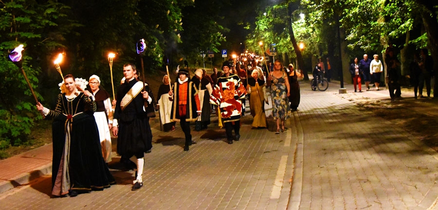 No Bauskas pils vakara pasākuma dalībnieki devās lāpu gājienā uz Sv. Gara luterāņu baznīcu.
Autors: Uldis Varnevičs