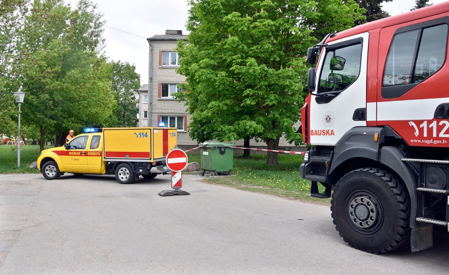 Pie daudzdzīvokļu nama Rītausmās ir iežogota teritorija un stāv operatīvo dienestu transports – notiek mācības.
Autors: Ivars Bogdanovs